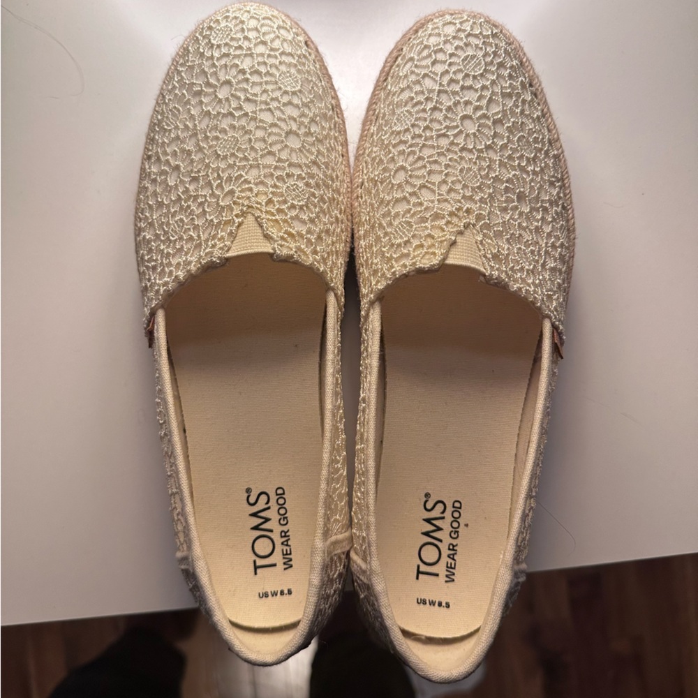 TOMS Women's Beige Crochet Loafers
